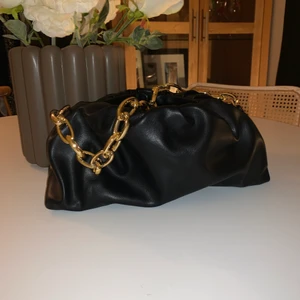 Kedjeväska  - Fin väska från Nelly ( använd 1 gång ) 