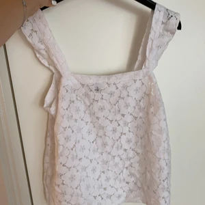 H&M - Jättegullig sommartopp från hm som tyvärr inte kommer till användning. Det svarta på bilden är en lapp man kan tabort:) tyvärr så är jag inte så bra på att fota så den blev inte lika fin på bild som den är i verkligheten:(💕