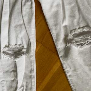 Snygga Vita jeans! Storlek 40💕 Används ej men sitter snyggt på enligt mig! Fickor både fram och bak! FRAKT INGÅR I PRISET