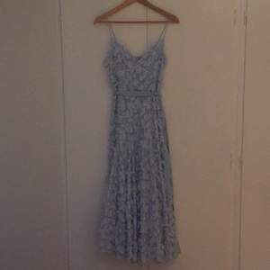 En lång ljusblå klänning som aldrig använts. Köptes för 1200