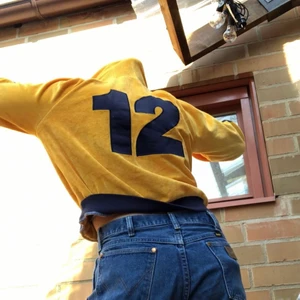 Vintage hoodie - Supercool hoodie köpt hör på Plick men kommer tyvärr knte till användning! Roliga y2k vibbar och spicear upp alla outfits! Passar nog alla mellan xs-m. (Byxorna och jeansen är också till salu på min hemsida💕)