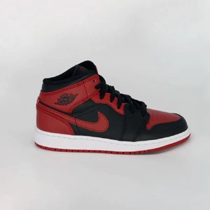 Jordan banned mid - Säljer mina jordan banned mid då dom ej kommer till användning längre. De är använda men i väldigt fint skick. Vid någon intresse skriv privat och kan skicka fler bilder på dom då