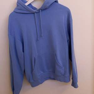 blå hoodie från monki stl xs, men oversized