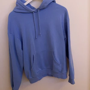hoodie - blå hoodie från monki stl xs, men oversized