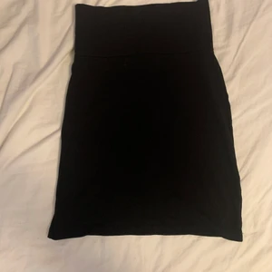 Tight svart kjol - 💕En vanlig simpel tight svart kjol från indiska. Sparsamt använd. Passar till i stort sett allt och är ett must have basplagg! Säljer då den inte funkar i stilen jag vill ha. Strl S✨ köparen står för frakt💕