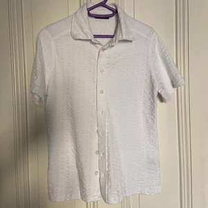 Vit skjorta - Storlek small, säljer för att den är för liten
