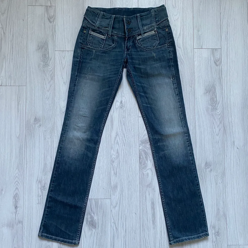 Levi’s märkesjeans i XS. Alla fickor är fungerande och plagget är som nytt. (Budgivning vid fler intresserade!) DMa för fler bilder och frågor❤️ . Jeans & Byxor.