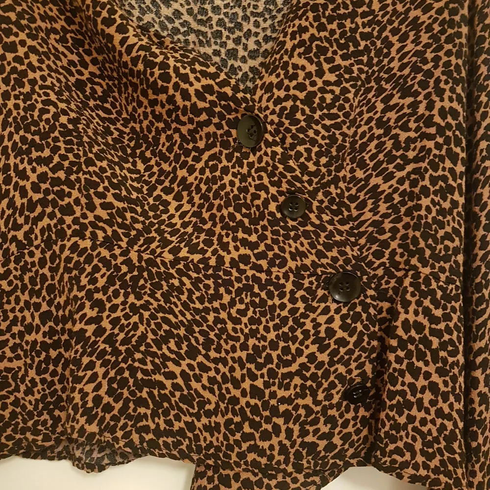 Omlottblus från bershka med leopardmönster! Färgen är som på första bilden. Skriv om du har frågor:). Blusar.