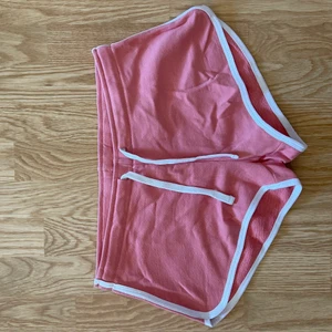 Rosa shorts - Jag säljer dessa rosa shortsen, osäker vart de kommer ifrån! Tror det kan vara New Yorker, knappt använda! Som nya! Man kan ändra fraktalternativ så de blir billigare men inte spårbart!