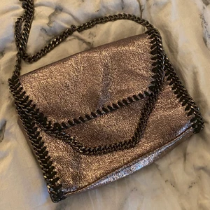 Stella McCartney  - Intressekoll på min Stella McCartney inspirerande väska!💕 Den är glittrig och jättefin! Endast använd en gång! Säljer endast om jag får bra bud! Buda på budgivningen på min andra annons eller privat!💕Frakt tillkommer!💕 högsta budet är 400kr💕