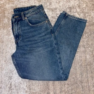 Jeans  - Helt nya jeans från cheap monday, är aldrig använda. Jeansen är croppade så slutar lite över anklagarna.