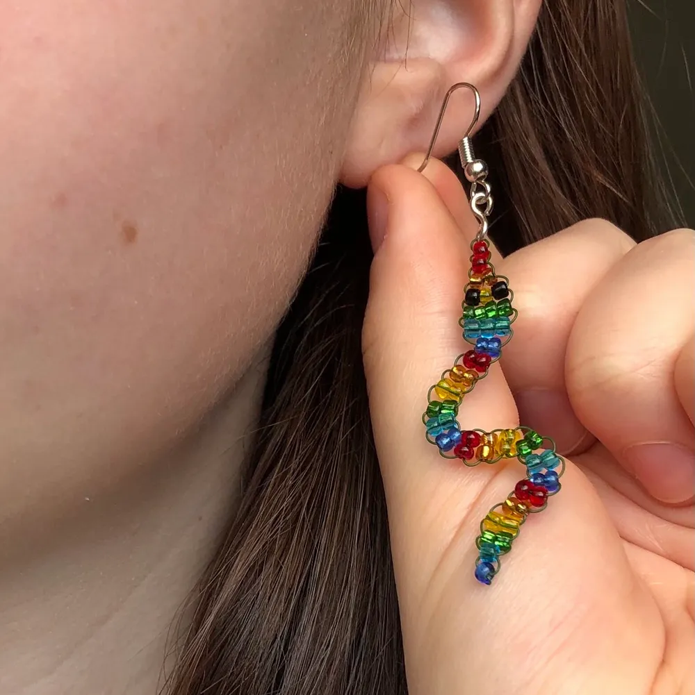 Ett par örhängen med regnbågsfärmade ormar!🐍 Gjorde med seed beads i 🌈 färger. Säljer för 50kr + 12kr frakt!!. Accessoarer.