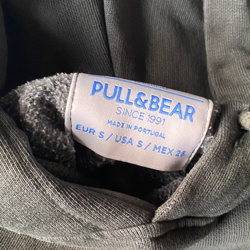 En jätte snygg grön  hoodie från pull & bear , säljer på grund av brist av användning tyvärr❣️använd bara några få gånger ( jättebra skick )  köparen står för frakt. . Tröjor & Koftor.