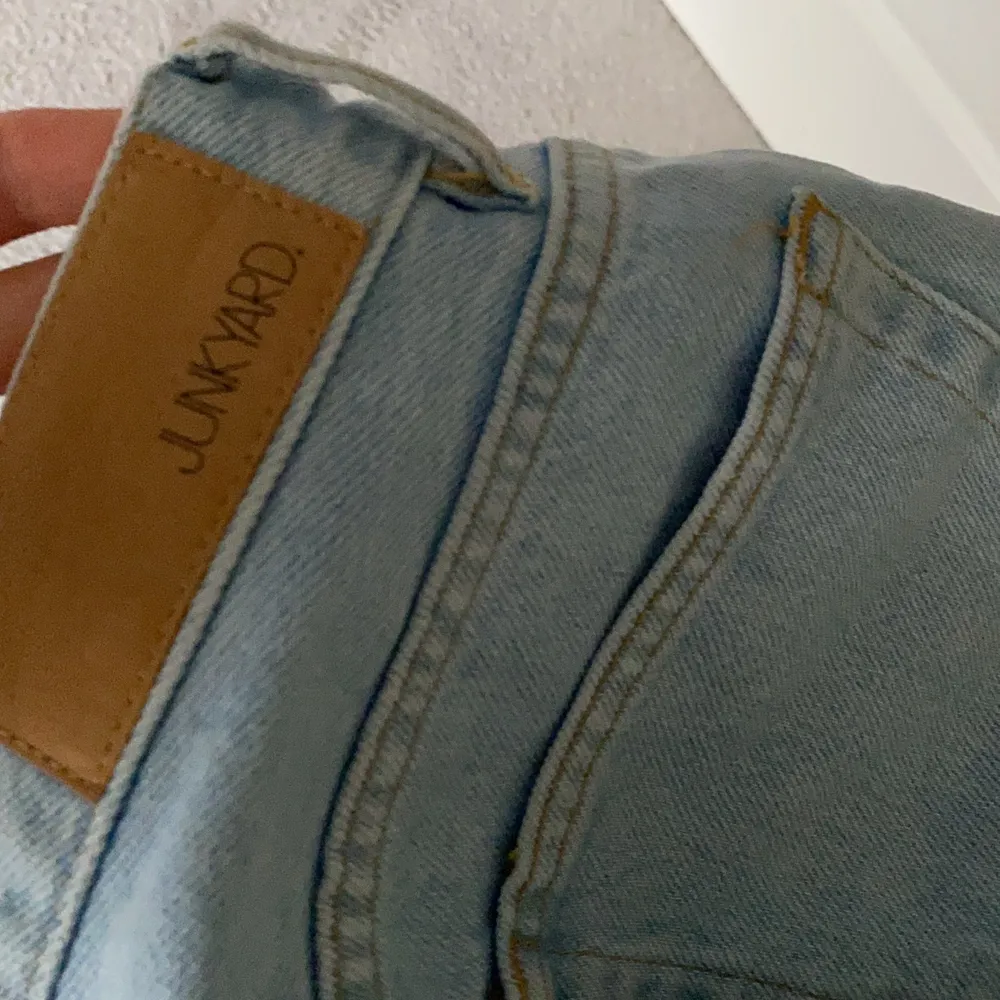 Jätte fina blåa jeans från Junkyard som tyvärr har blivit för små för mig…😢 Inget fel på dom alls!! Fortfarande väldigt fint skick💕💕 pris kan diskuteras☺️ skriv vid intresse💕💕💕. Jeans & Byxor.