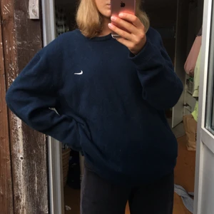 Stickad Nike-tröja - En blå stickad Nike-tröja, passar cirka mellan S och L💓