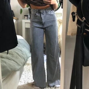 Asos - Dina gråa jeans från Asos. Jag är 163 och dem är långa på mig även fast jag klippt dem😊