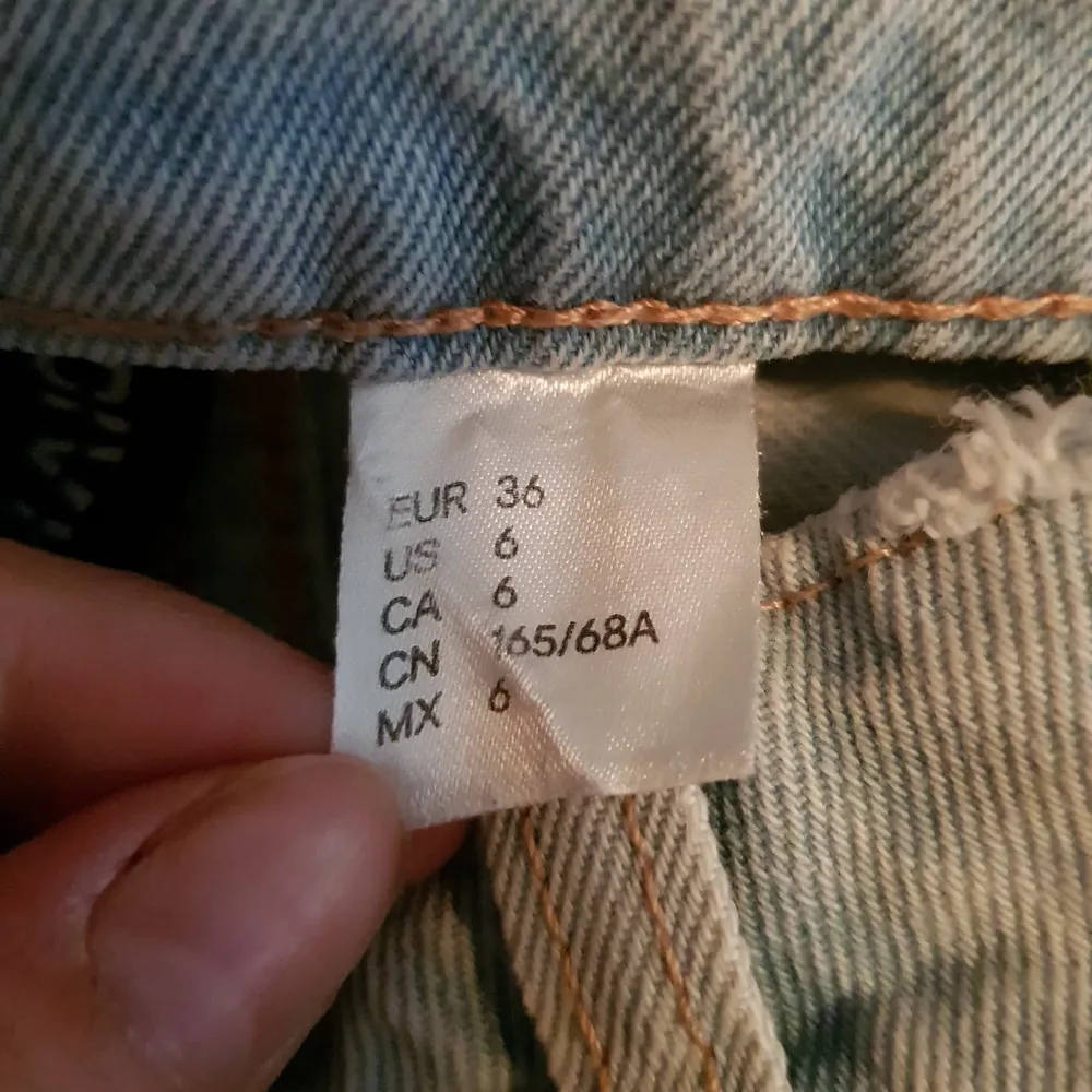 Blåa jeansbyxor i storlek 36. Har broderier på sig. Hålen var på dem vid köp. Köpt på H&M.. Jeans & Byxor.