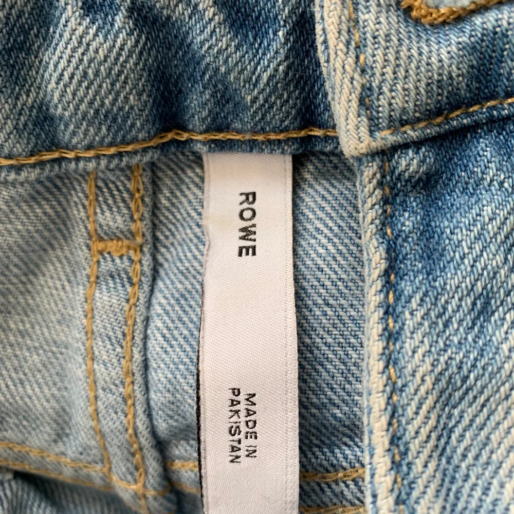 Säljer dessa sjukt snygga weekday jeans 🍒🍒, köpte dem för 500-600 kr i storleken 27/32, dem sitter lite baggie men format ändå rumpan, jag är storlek small i byxor och är 167 cm lång 💕💕. Jeans & Byxor.