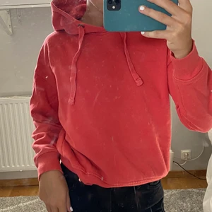 Korallröd hoodie strl S - Jättefin korallröd hoodie i storlek S💕 50kr + frakt eller köp direkt för 80kr + frakt 💕 Frakten är spårbar och kostar 66kr 