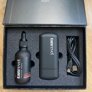 Tanrevel - Tanrevel kit med laddningskabel, tanning maskin, Tanrevel Tanning liquid 60 ml samt hårband.   ”Tanrevel är en spraytan i pocketformat och unik av sitt slag för den som önskar att njuta av en solkysst look året om. Smidig och enkel att använda gör att detta är en must-have för att hålla dig brun och fräsch."