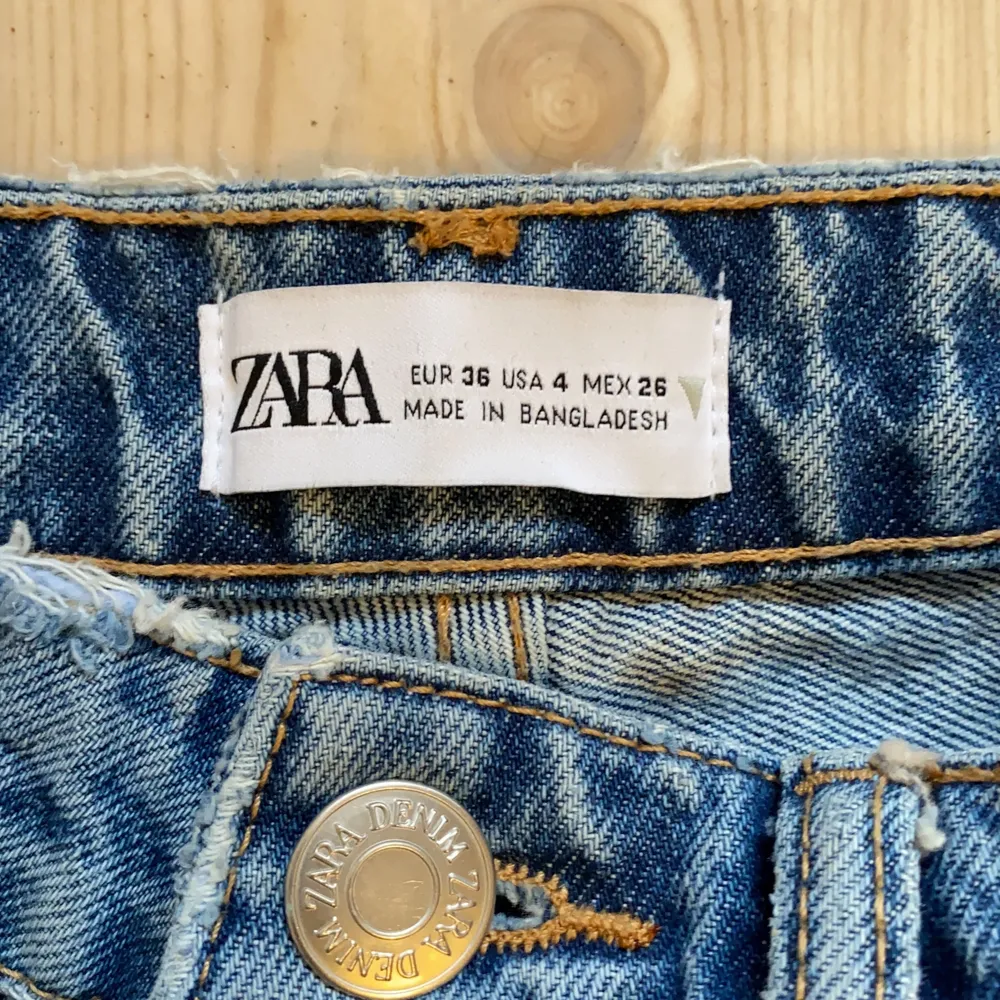 Blå highwaist byxor från Zara som sitter lite lösa på en. Är 176 cm och den är lite för kort för mig. Slutar vid ankle 350kr+frakt. Betala med Swish . Jeans & Byxor.
