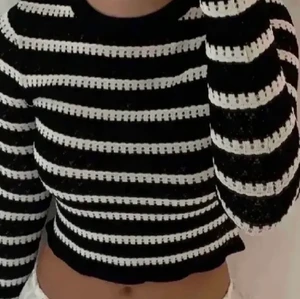 Svartvit zara tröja - Säljer denna populära slutsålda tröja från zara, jättefin men kommer tyvärr inte till användning💕 I storlek S men skulle säga att den både passar om man är lite mindre eller större än S i vanliga fall (lånade bilder) Köp direkt för 310kr + frakt