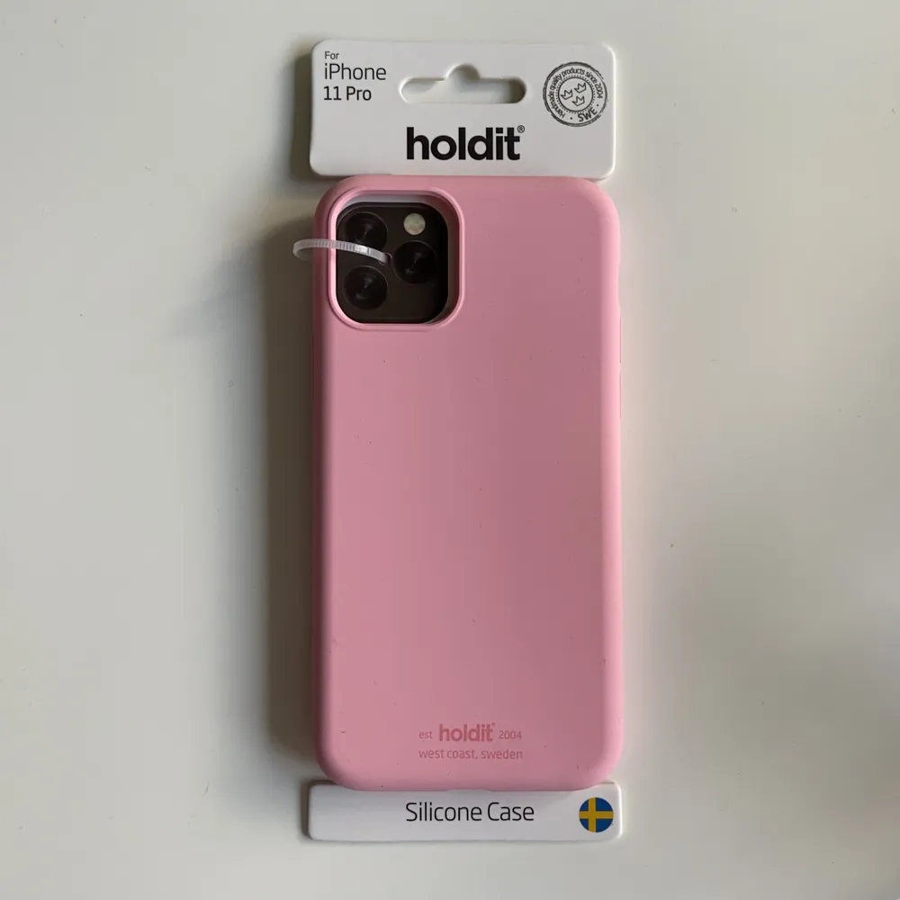 Ett rosa silikonskal från holdit för iPhone 11 pro. Säljer eftersom jag råkade köpa skalet till 11pro istället för 11. Helt oanvänd som syns på bilden☺️ 120kr och jag bjuder på frakten!. Övrigt.