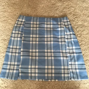 Blå kort kjol - Blå kort kjol från shein med slits på båda sidor, ej använd, säljes pga för liten. (Köpare står för frakt)