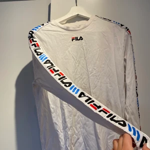 Fila långärmad - Riktigt najs filatröja som tyvärr inte kommit till någon större användning💗 märkt med storlek xs, men väldigt oversized! Sitter bra på mig som har s/m i vanliga fall🤩