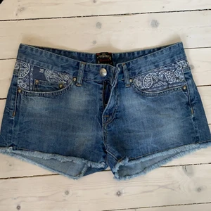 Jeansshorts - Jeansshorts storlek 27 från rear🌸🌸 passar S