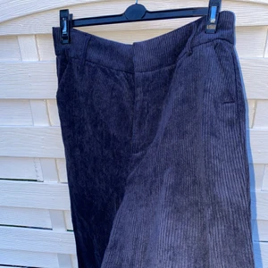 Manchester byxor - Helt oanvända då de inte passar mig, väldigt skönt och behagligt tyg. Köparen står för Pris+frakt 🥰