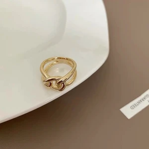 Ring - Stänger ner nätshoppen och rensar de sista ringarna. Helt nya, få tal kvar!  ( kommer ut fler bilder) OBS! Köparen står för frakt! Storleken är ONE SIZE men jag har ganska stora o breda fingrar och kan dem på pekfingret. 