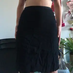 sjukt bekväm kjol från indiska, till en början var det lång men sedan klippte jag av den därav slitningarna längst ner, utöver min klippning är kjolen i toppskick! tbh är slitningen endast en cool och unik detalj😎😎