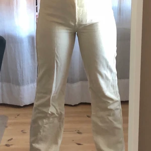 Jeans  - Ett par vita jeans ifrån Bikbok. Jeansen är i ett mjukt och stretchigt material. Byxorna är i stl 32 men funkar lika bra till stl 33. Aldrig använda då dem är lite för stora för mig💕💕 köparen står för frakten🎸🎸💕