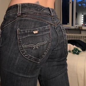 Bootcut Jeans - Säljer nog dessa bootcut jeansen. Köpte de här på Plick gör ett tag sen och har endast använt de en gång så de är i väldigt fint skick fortfarande. Jag är ca 160 och har vanligtvis S i kläder. Om ni har några frågor eller vill ha fler bilder är det bara att höra av sig så svarar jag så snabbt jag kan❤️❤️