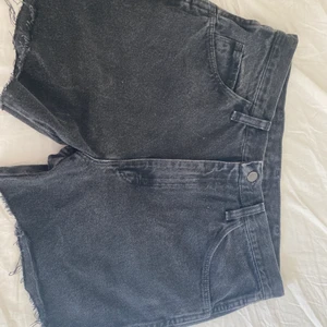 Jeanshorts - Svarta jeansshorts🌺