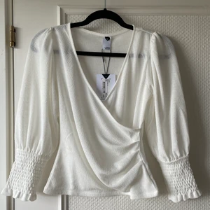 Vit blus  - Vit blus från MQ, super skön! Aldrig andvänd.