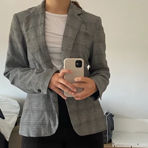 Helt ny Zara blazer Strl 36 - Oanvänd rutig kavaj från Zara, med prislappen kvar. Passar skitbra nu till hösten!🍂 Kontakta gärna vid frågor!