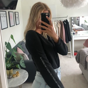 Sweatshirt från guess - Cool tröja från guess med snygga textdetaljer!! Denna är både skön, användbar och basic, men med en detalj som får den att bli allt annat än tråkig✨🤩 använd Max tre gånger💕