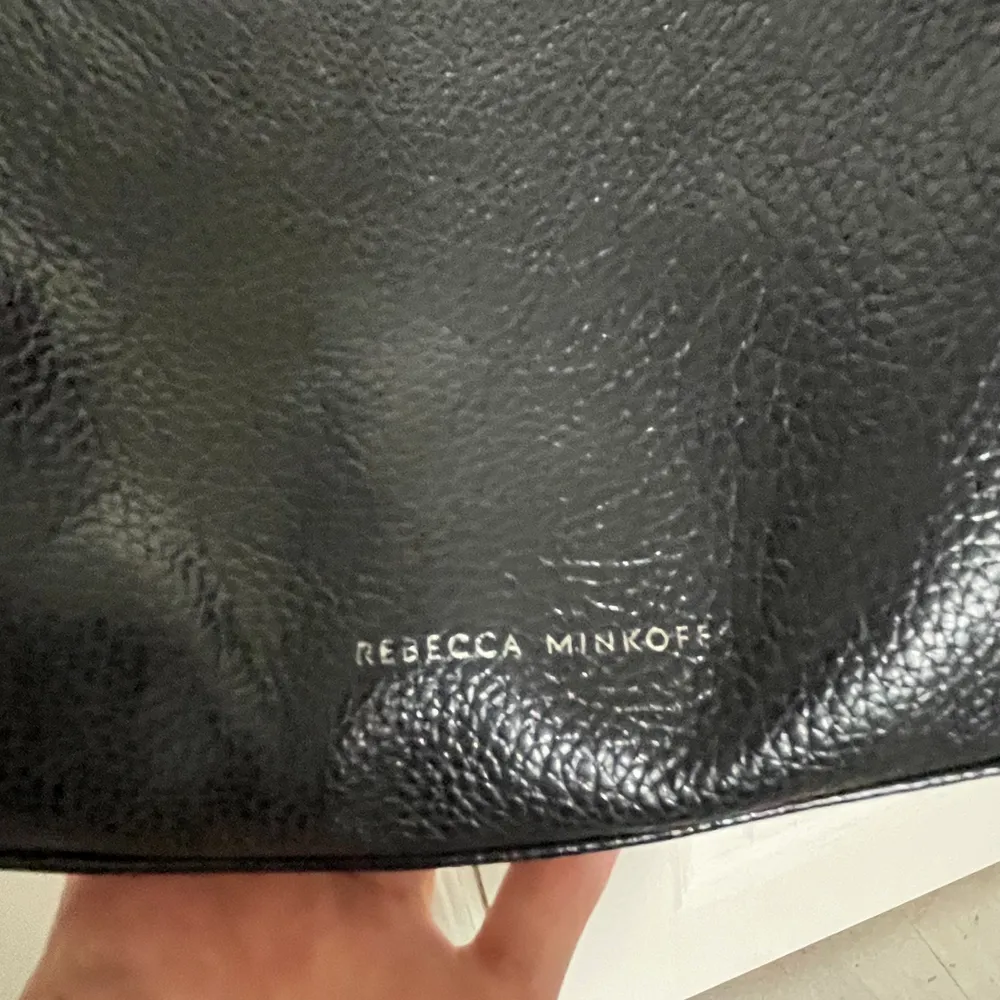 Säljer min Rebecca Minkoff väska. Väskor.