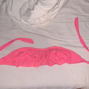 En bini överdel  - Säljer denna för den har blivit lite för liten på mig. För fler bilder eller frågor är det bara att fråga mig så kan jag fixa det 😋💗