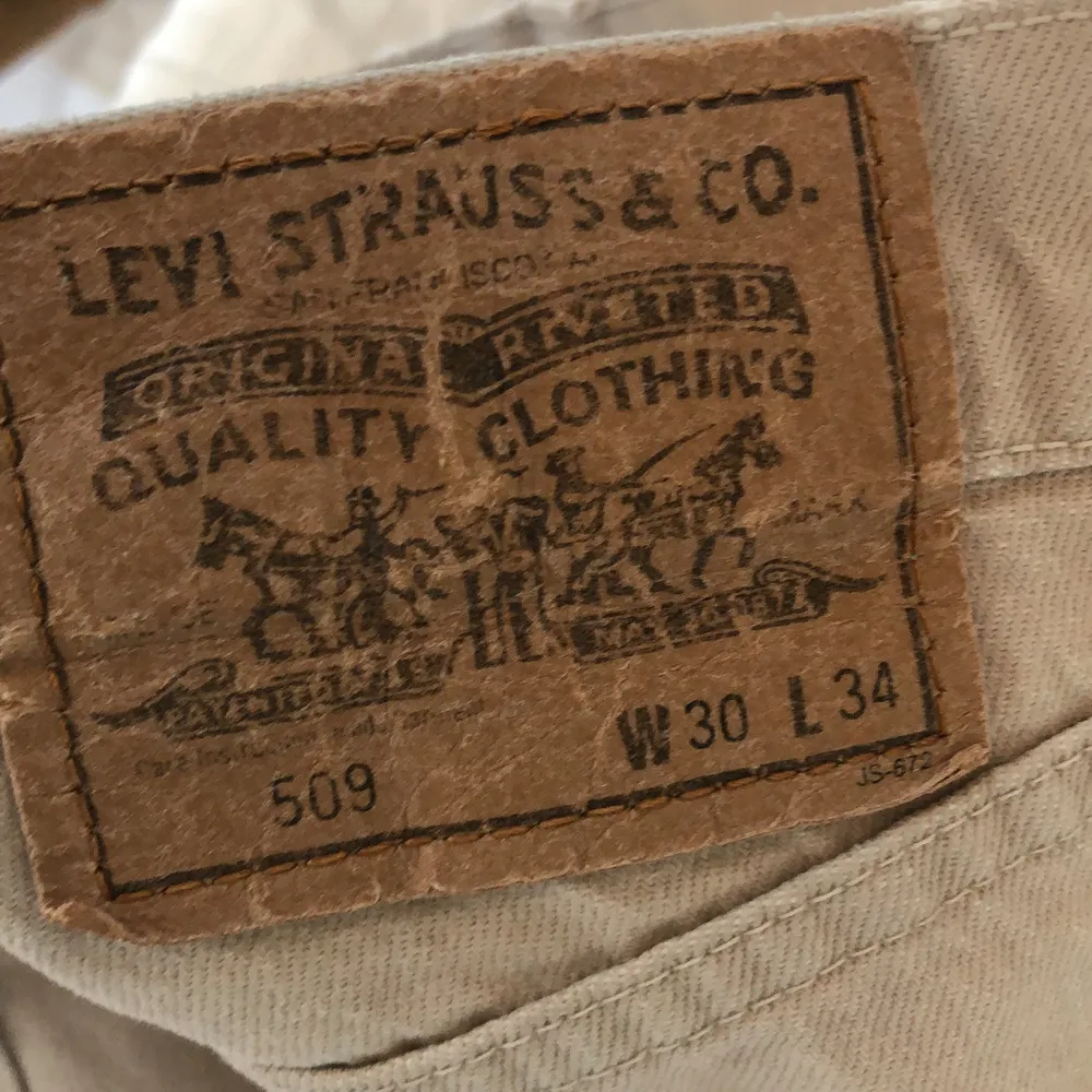 Säljer dessa vintage Levis jeans köpta secondhand.  Sitter på bilden som på en storlek 36 passar även 38 med en lite tightare passform. Dem är raka nertill och hon på bilden är runt 162.. Jeans & Byxor.