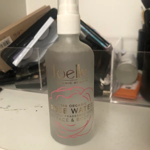 Loelle rosewater  - rosenvatten från loelle, perfekt för att återfukta huden eller bara känna sig extra fräsch. Oanvänd!