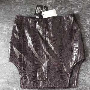 Snake kjol - Svart och tight kjol med slitsar på sidorna av benen. Storlek 36 men upplever den som rätt liten då där inte är stretch. Helt ny som ni ser. 