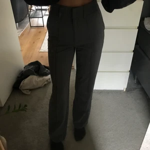 Kostymbyxor från NA-KD - Säljer dessa supersnygga gråa kostymbyxor med slits vid foten från NA-KD🤍aldrig använda därför i toppskick! Säljs pågrund av att dem inte används av mig