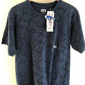 Kaws x uniqlo T-shirt  - Kaws x uniqlo T-shirt i storlek M. Aldrig använd. Köparen står för frakt 