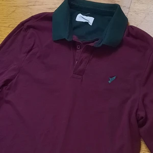 Dark green/red long sleeve shirt - Säljer min nya tröja som har knappt använt. Säljer det för att det kommer inte till användning. Kondition är jätte bra och nästan som ny. Storlek är L/XL så den sitter lite baggy. Bud start är 199 kr + frakt