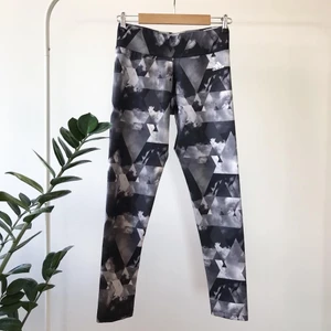 Adidas träningstights  - Löpar/träningstights från Adidas i abstrakt mönster. Använda 2-3 gånger💗