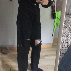 SHEIN black jeans storlek xs - Byxorna är väldigt stora i magen på mig men annars har jag inte använder dem och köpte för en vecka sen.