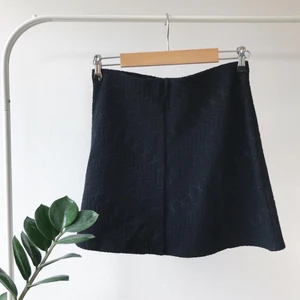 Mönstrad kjol - Svart, kort kjol i bomull och polyester. Tyget är mönstrat💗